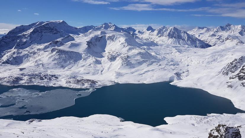 Cap serenite sophrologie lac bleu au centre montagnes enneigees