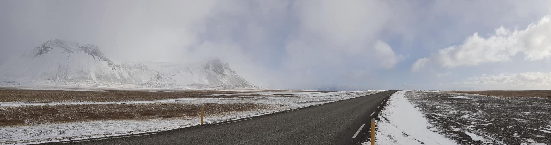 Regarder avenir route tracee decor blanc islande
